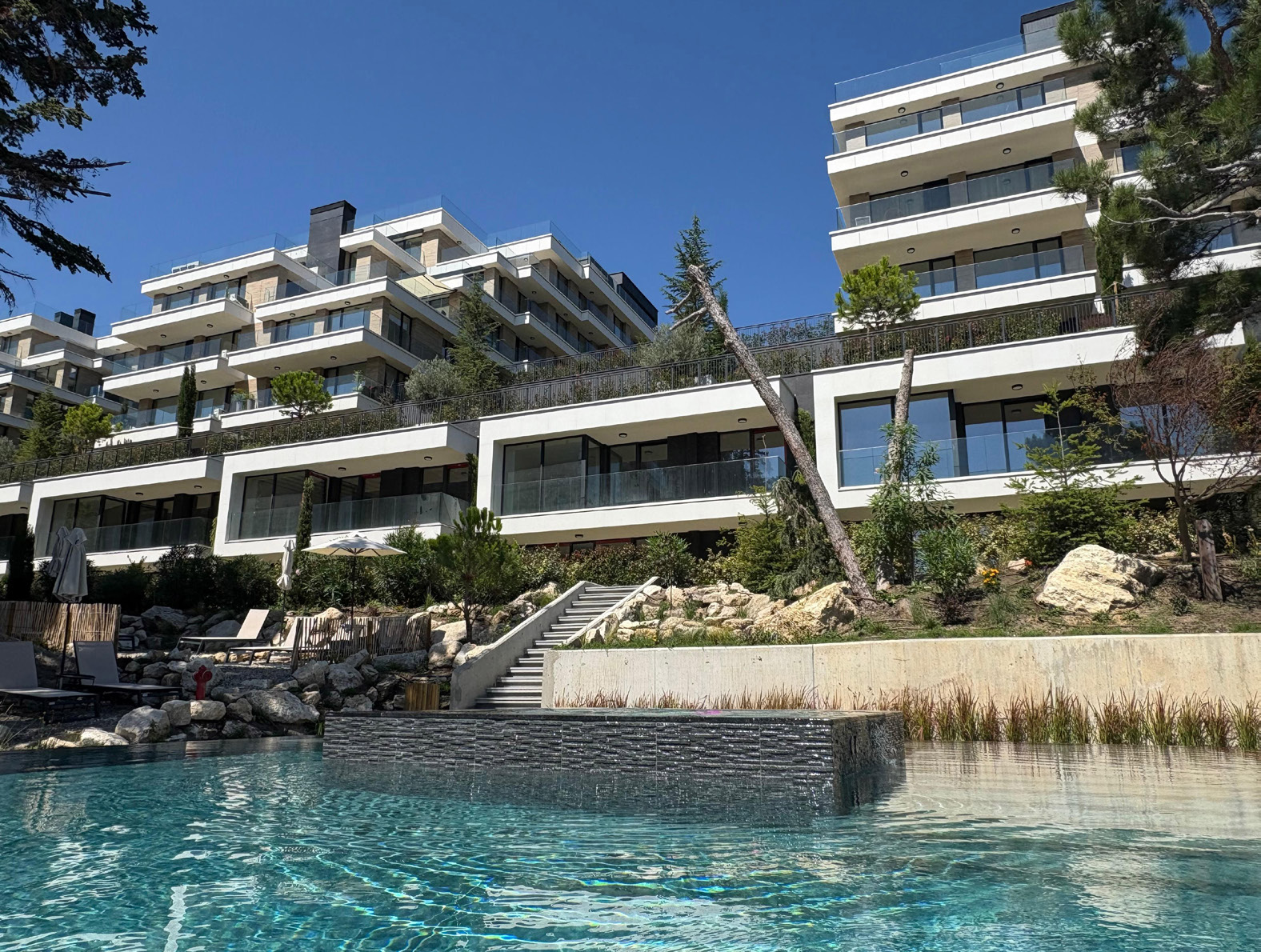 Poolbereich im Resort